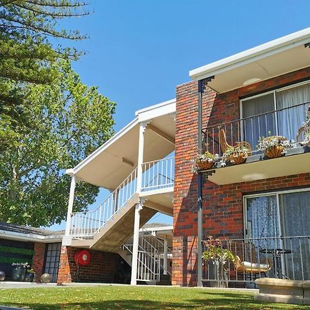 Town House Motor Inn Хоршам Экстерьер фото