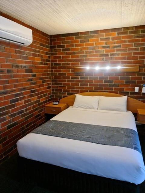 Town House Motor Inn Хоршам Экстерьер фото