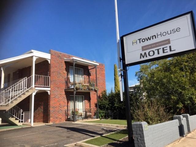 Town House Motor Inn Хоршам Экстерьер фото